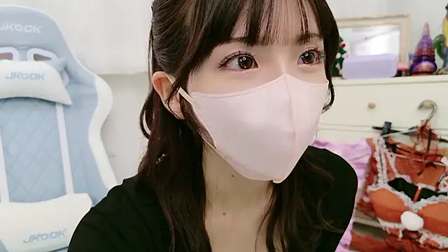 Snapshot of -minami- chatting on 11-23-25, 12:05 -minami- online show from 11-23-25, 12:05