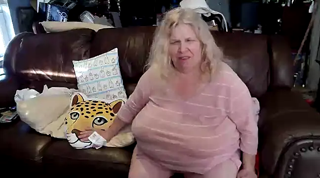 Snapshot of PincheDave4u chatting on 02-15-25, 10:21 PincheDave4u online show from 02-15-25, 10:21