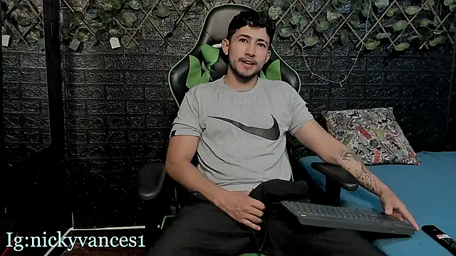 Snapshot of nicky_vances chatting on 10-22-25, 06:40 nicky vances online show from 10-22-25, 06:40