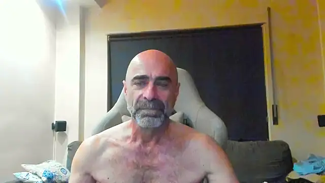 Snapshot of Bicopflirt chatting on 05-07-26, 11:43 Bicopflirt online show from 05-07-26, 11:43