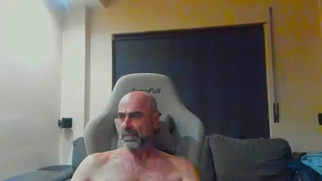 Snapshot of Bicopflirt chatting on 05-10-26, 10:26 Bicopflirt online show from 05-10-26, 10:26