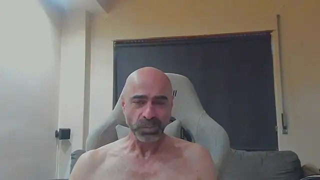 Snapshot of Bicopflirt chatting on 06-11-26, 07:01 Bicopflirt online show from 06-11-26, 07:01