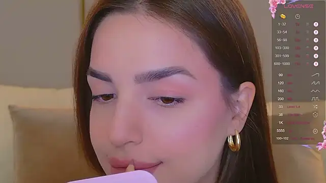 Snapshot of BellaHalles chatting on 11-21-25, 06:34 BellaHalles online show from 11-21-25, 06:34