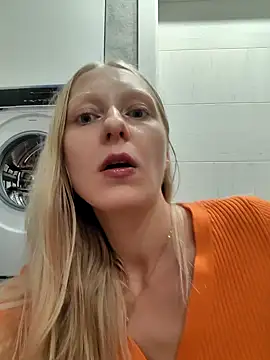 moon blonde online show from 10-11-25, 07:01