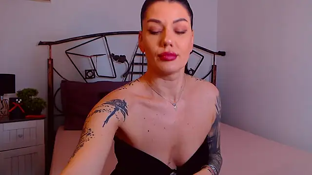 Snapshot of YvonneEverlee chatting on 11-14-25, 08:51 YvonneEverlee online show from 11-14-25, 08:51