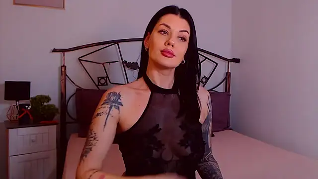 Snapshot of YvonneEverlee chatting on 11-15-25, 09:11 YvonneEverlee online show from 11-15-25, 09:11