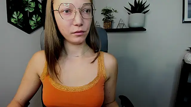 Snapshot of EmillyPlay chatting on 12-13-24, 07:36 EmillyPlay online show from 12-13-24, 07:36