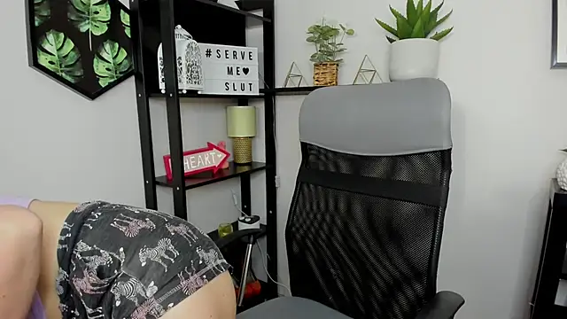 Snapshot of EmillyPlay chatting on 12-14-24, 08:13 EmillyPlay online show from 12-14-24, 08:13