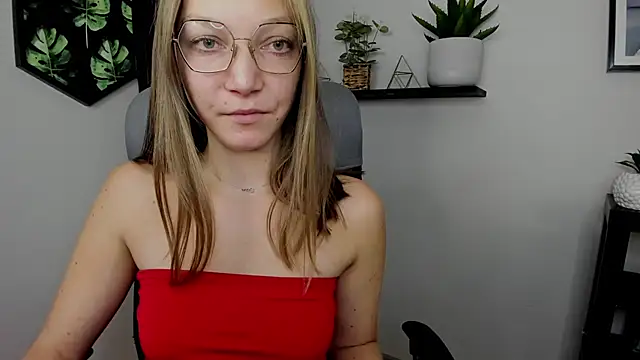 Snapshot of EmillyPlay chatting on 12-14-24, 11:18 EmillyPlay online show from 12-14-24, 11:18