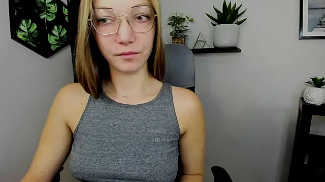 Snapshot of EmillyPlay chatting on 12-17-24, 06:56 EmillyPlay online show from 12-17-24, 06:56