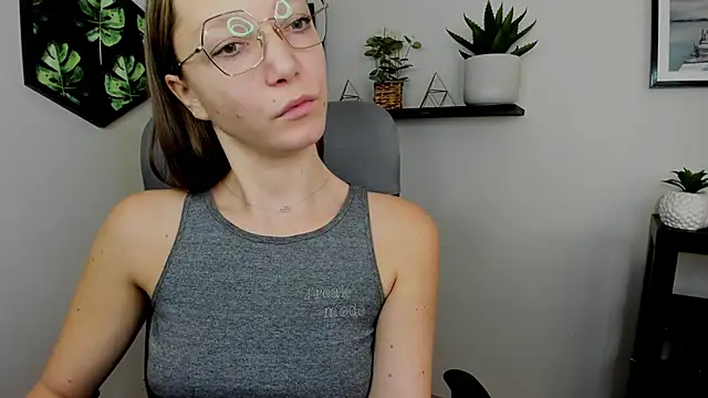 Snapshot of EmillyPlay chatting on 12-17-24, 10:23 EmillyPlay online show from 12-17-24, 10:23