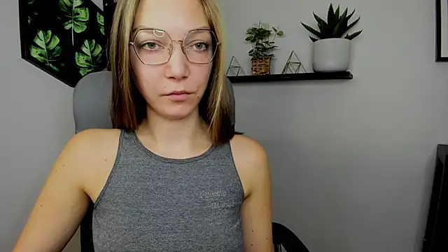 Snapshot of EmillyPlay chatting on 12-31-24, 06:59 EmillyPlay online show from 12-31-24, 06:59