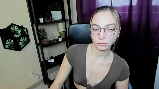 Snapshot of EmillyPlay chatting on 02-14-25, 01:08 EmillyPlay online show from 02-14-25, 01:08