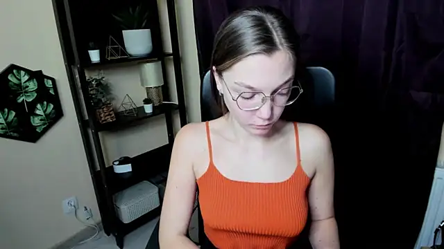 Snapshot of EmillyPlay chatting on 02-19-25, 07:59 EmillyPlay online show from 02-19-25, 07:59