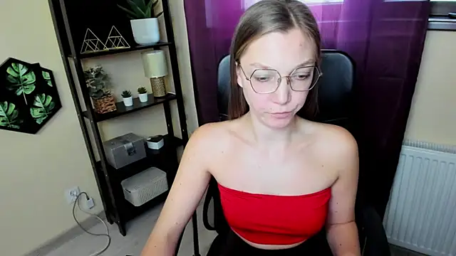 Snapshot of EmillyPlay chatting on 03-19-25, 01:18 EmillyPlay online show from 03-19-25, 01:18