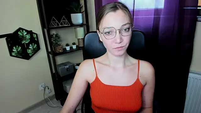 Snapshot of EmillyPlay chatting on 03-21-25, 10:17 EmillyPlay online show from 03-21-25, 10:17