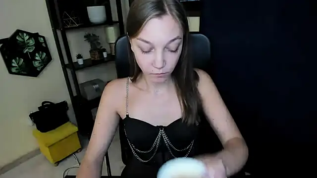 Snapshot of EmillyPlay chatting on 10-21-25, 09:43 EmillyPlay online show from 10-21-25, 09:43