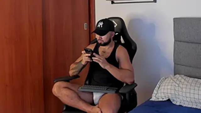 Snapshot of ethaanjones chatting on 11-24-25, 08:19 ethaanjones online show from 11-24-25, 08:19