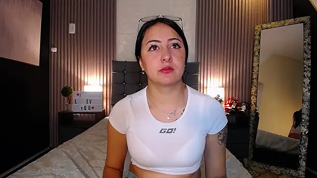 isabella smith  online show from 12-10-24, 01:55