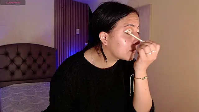 isabella smith  online show from 10-14-25, 05:14