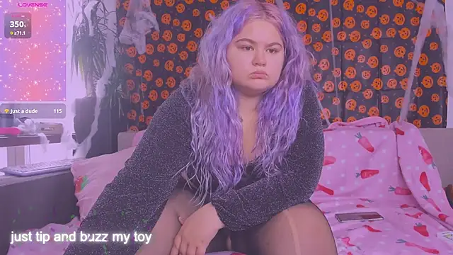 Snapshot of Freakcute_ chatting on 10-27-25, 02:10 Freakcute online show from 10-27-25, 02:10