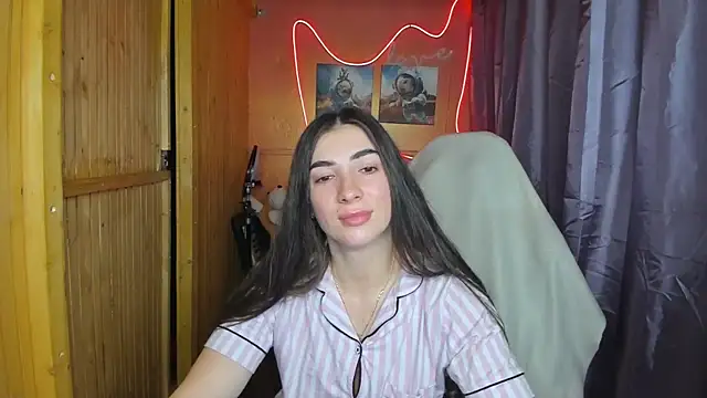 Snapshot of Fiery_Brunette_ chatting on 02-18-25, 06:37 Fiery Brunette online show from 02-18-25, 06:37