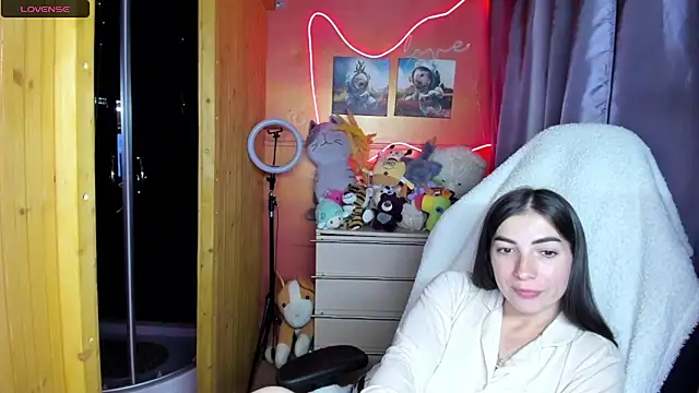 Fiery Brunette  online show from 05-18-26, 06:36