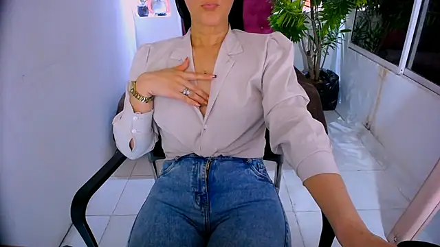 Snapshot of BitterMomXxx chatting on 09-15-25, 01:22 BitterMomXxx online show from 09-15-25, 01:22