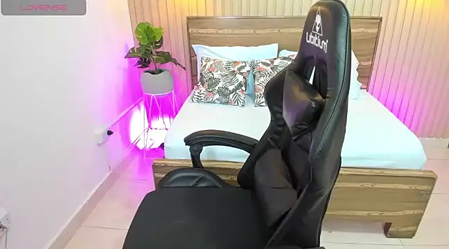 Snapshot of ayla13_ chatting on 03-20-25, 10:07 ayla13  online show from 03-20-25, 10:07