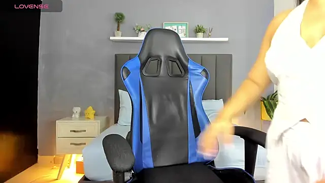 Snapshot of ayla13_ chatting on 09-09-25, 03:44 ayla13  online show from 09-09-25, 03:44