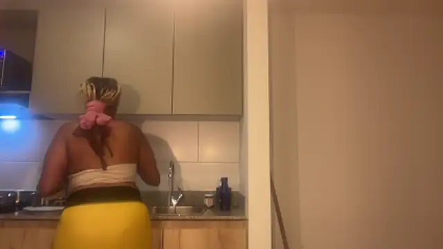 ChocolateCakeQueen online show from 12-17-25, 01:00