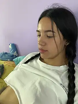 Snapshot of hannahb-e chatting on 01-16-25, 10:44 hannahb-e online show from 01-16-25, 10:44