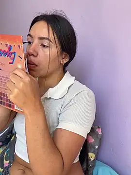 Snapshot of hannahb-e chatting on 01-19-25, 04:36 hannahb-e online show from 01-19-25, 04:36