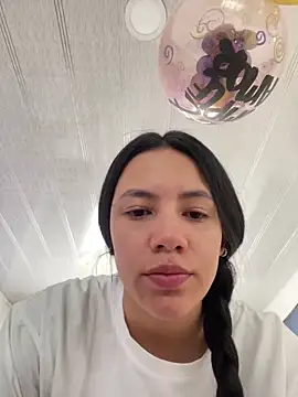 Snapshot of hannahb-e chatting on 01-31-25, 03:44 hannahb-e online show from 01-31-25, 03:44