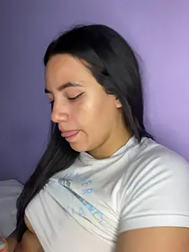 Snapshot of hannahb-e chatting on 02-05-25, 09:29 hannahb-e online show from 02-05-25, 09:29