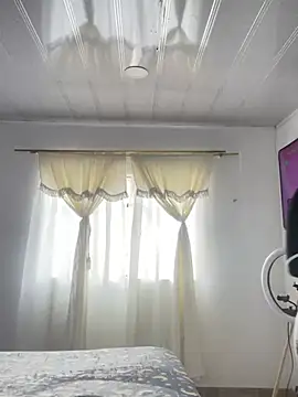 Snapshot of hannahb-e chatting on 02-07-25, 02:26 hannahb-e online show from 02-07-25, 02:26