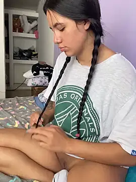 Snapshot of hannahb-e chatting on 02-07-25, 07:38 hannahb-e online show from 02-07-25, 07:38