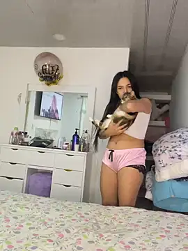 Snapshot of hannahb-e chatting on 02-14-25, 01:34 hannahb-e online show from 02-14-25, 01:34