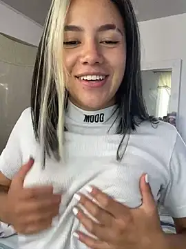 Snapshot of hannahb-e chatting on 03-13-25, 09:26 hannahb-e online show from 03-13-25, 09:26