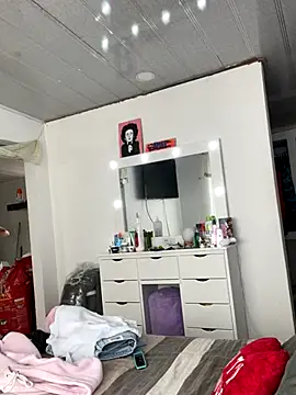 Snapshot of hannahb-e chatting on 09-12-25, 04:07 hannahb-e online show from 09-12-25, 04:07