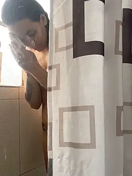 Snapshot of hannahb-e chatting on 09-18-25, 03:25 hannahb-e online show from 09-18-25, 03:25