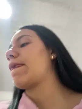 Snapshot of hannahb-e chatting on 10-03-25, 03:20 hannahb-e online show from 10-03-25, 03:20