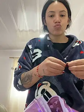 Snapshot of hannahb-e chatting on 10-14-25, 06:09 hannahb-e online show from 10-14-25, 06:09