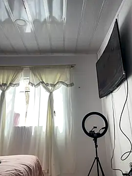 Snapshot of hannahb-e chatting on 10-21-25, 03:35 hannahb-e online show from 10-21-25, 03:35