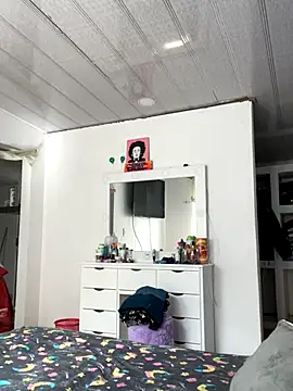 Snapshot of hannahb-e chatting on 11-04-25, 01:54 hannahb-e online show from 11-04-25, 01:54