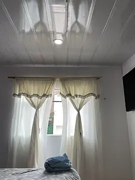 Snapshot of hannahb-e chatting on 11-05-25, 05:13 hannahb-e online show from 11-05-25, 05:13