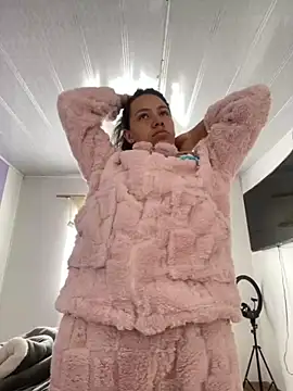 Snapshot of hannahb-e chatting on 11-20-25, 01:44 hannahb-e online show from 11-20-25, 01:44