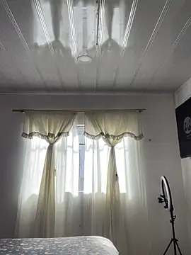 Snapshot of hannahb-e chatting on 11-21-25, 02:16 hannahb-e online show from 11-21-25, 02:16