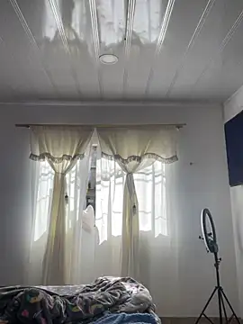 Snapshot of hannahb-e chatting on 11-23-25, 01:55 hannahb-e online show from 11-23-25, 01:55