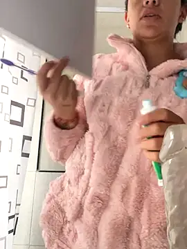 Snapshot of hannahb-e chatting on 11-24-25, 01:11 hannahb-e online show from 11-24-25, 01:11